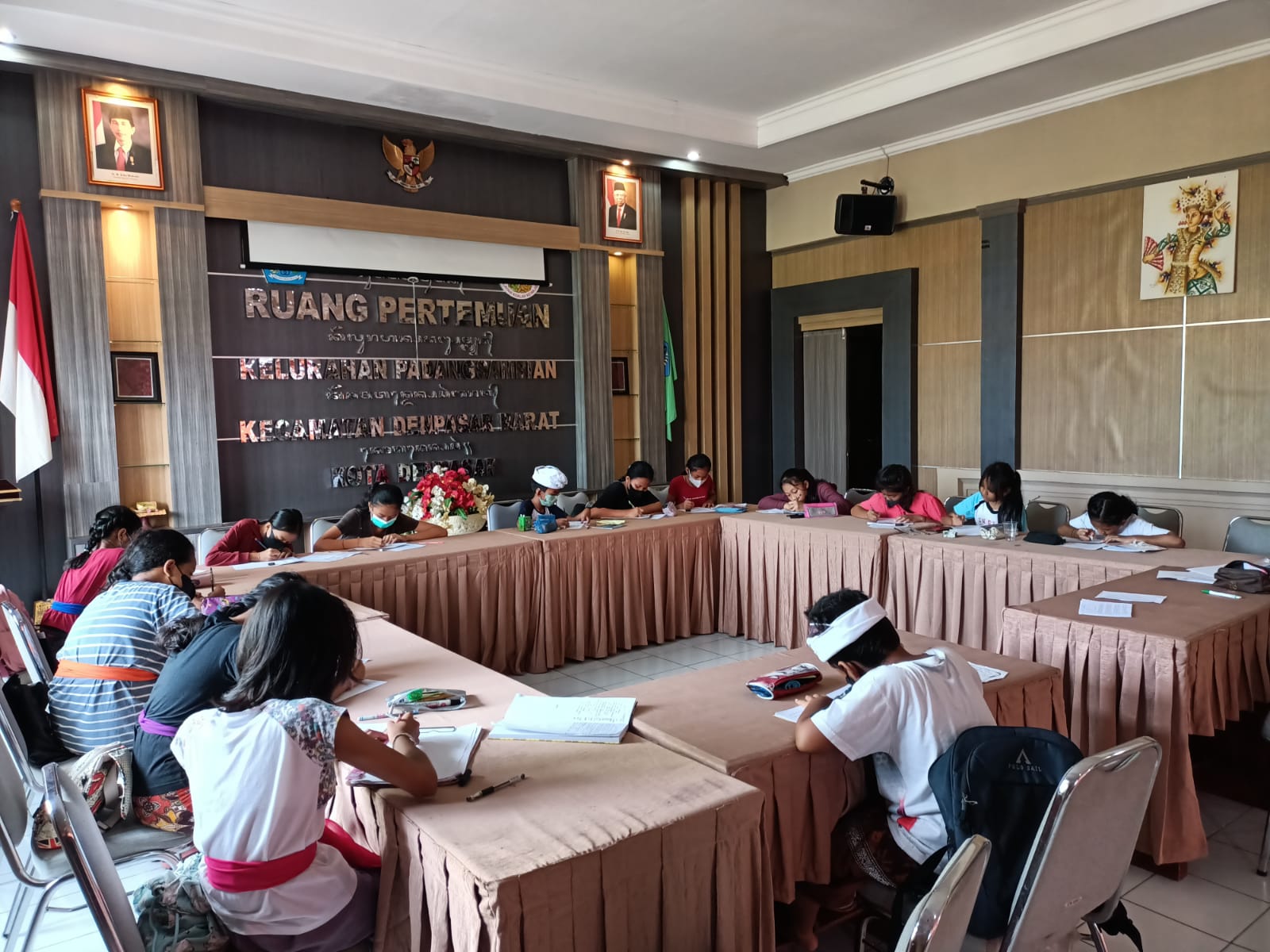 Lestarikan Budaya Bali! Kelompok Belajar Bahasa Bali Widya Sastra Rutin Diadakan Setiap Hari Kamis Di Kelurahan Padangsambian