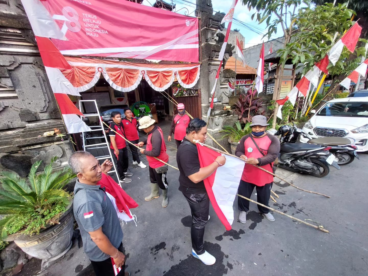 Kegiatan Kerja Bakti Dan Memasang Bendera Merah Putih Dalam Rangka Menyambut Hari Kemerdekaan Republik Indonesia Ke-78