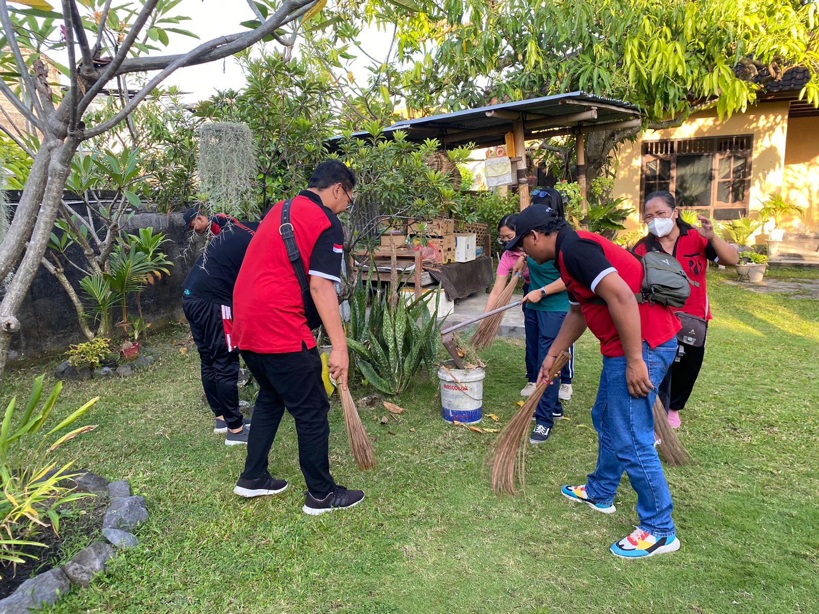 Kelurahan Padangsambian Mengadakan Kerja Bakti Di Rumah Sehat Lingkungan Padang Udayana Dalam Rangka Jumat Bersih