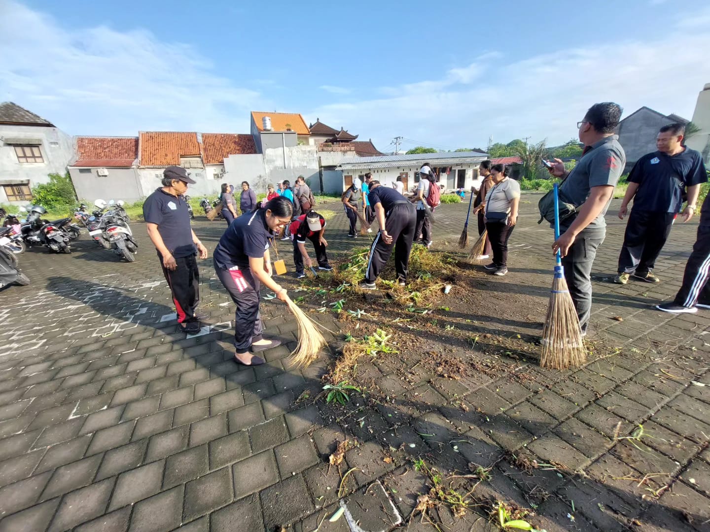 Jumat Bersih Lagi! Kerja Bakti Membersihkan Lingkungan Di Lingkungan Merta Buana