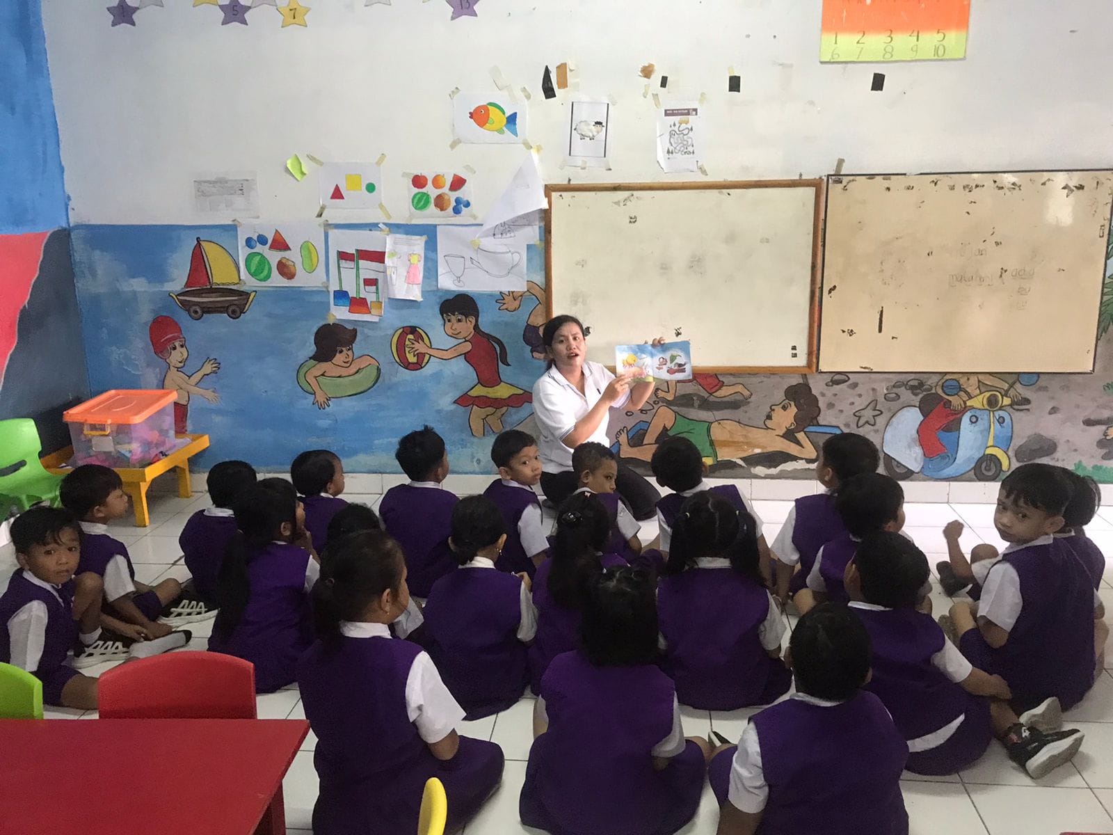 Bunda Literasi Kelurahan Padangsambian Mendampingi Kegiatan Mendongeng Cerita TK Kusuma 1 Kelurahan Padangsambian