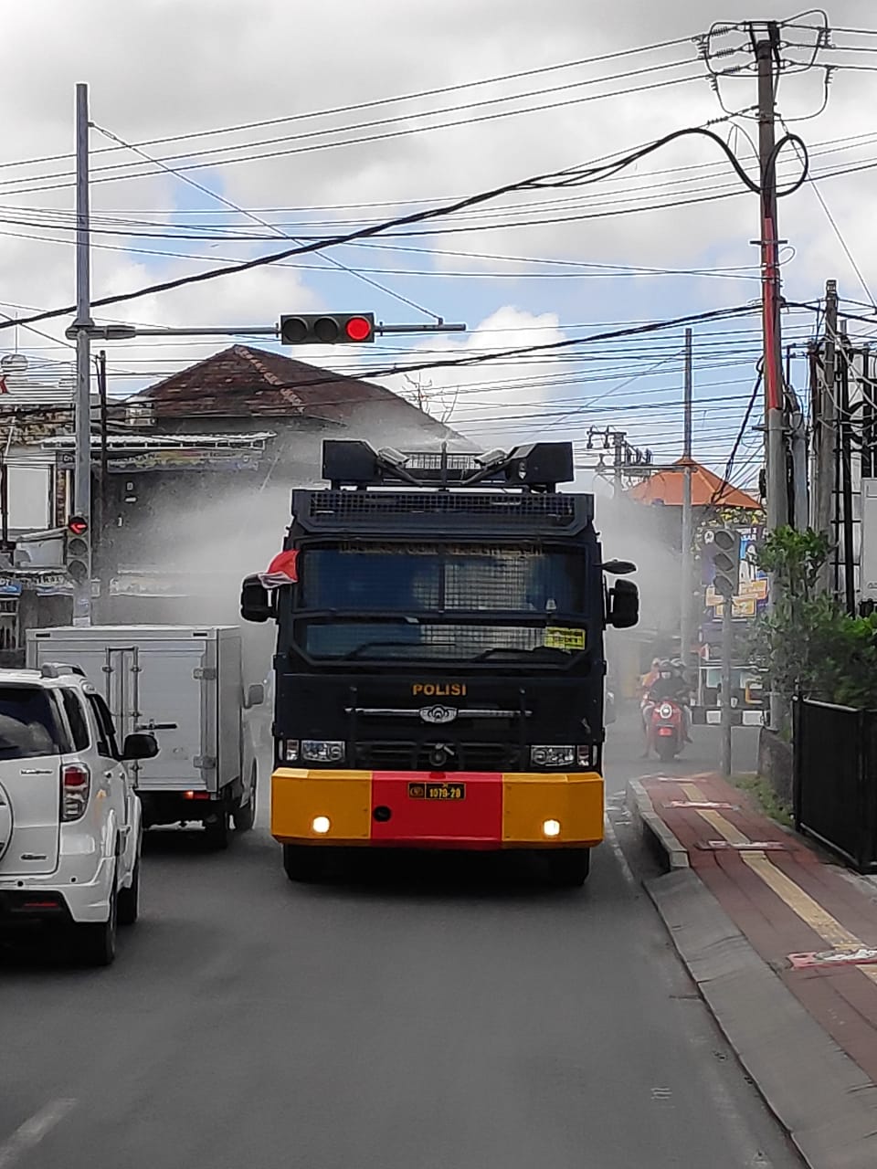Penyemprotan Disinfektan Di Seputara Jalan Wilayah Kelurahan Padangsambian