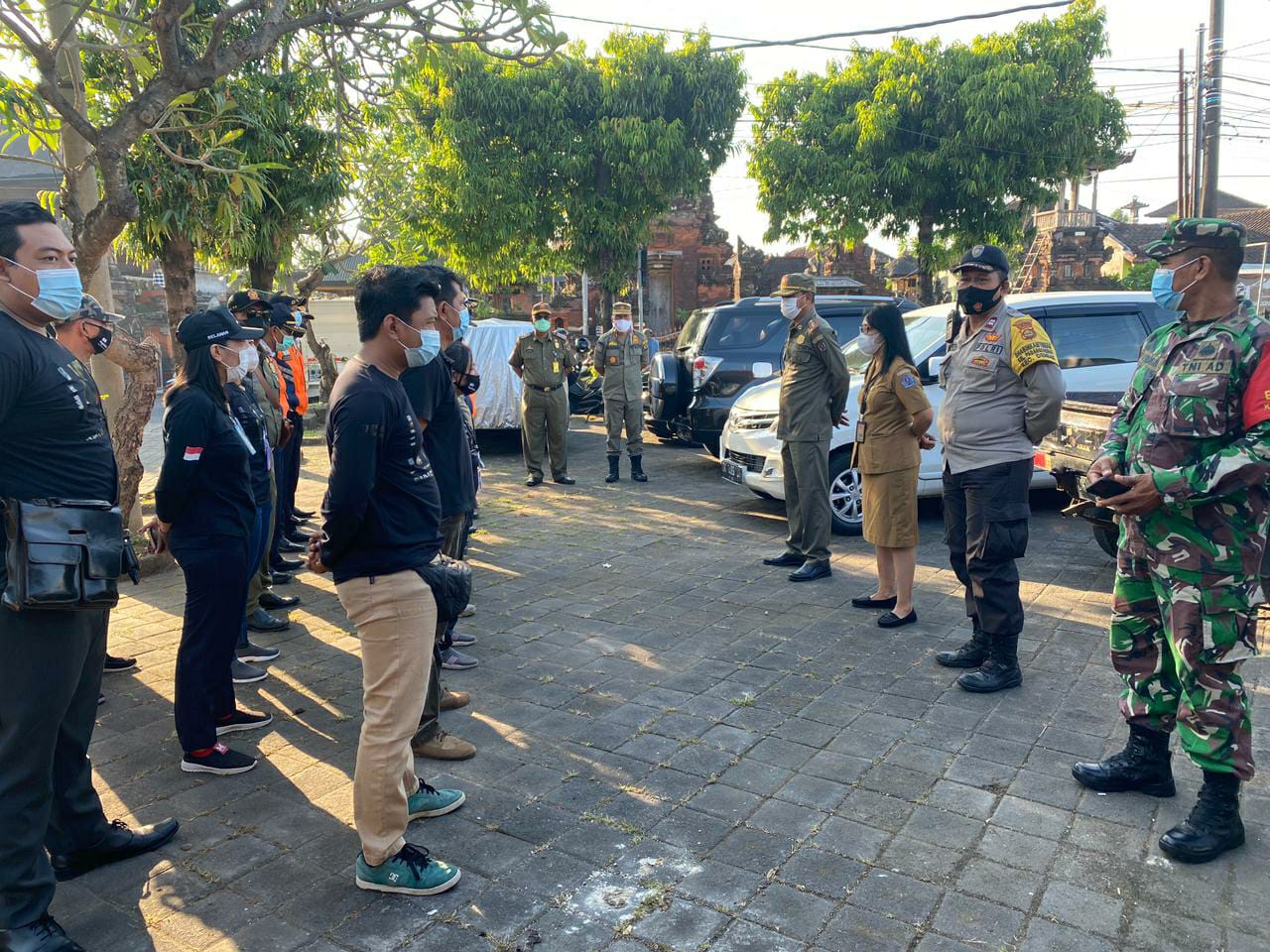 Pelaksanaan Sidak Protokol Kesehatan Kelurahan Padangsambian di Pertigaan Jalan Tangkuban Perahu, Jalan Gunung Agung