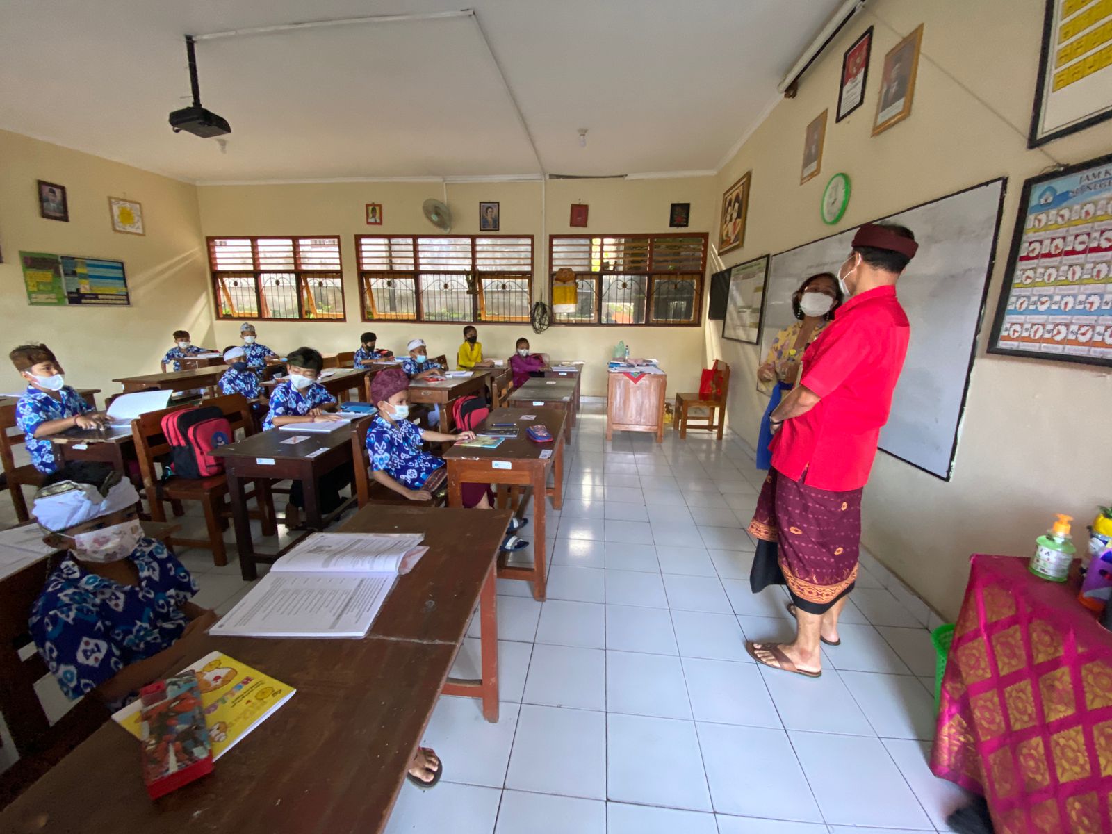 Pemantauan PTM Di Sekolah-Sekolah Di Wilayah Kelurahan Padangsambian Oleh Bapak Lurah Padangsambian