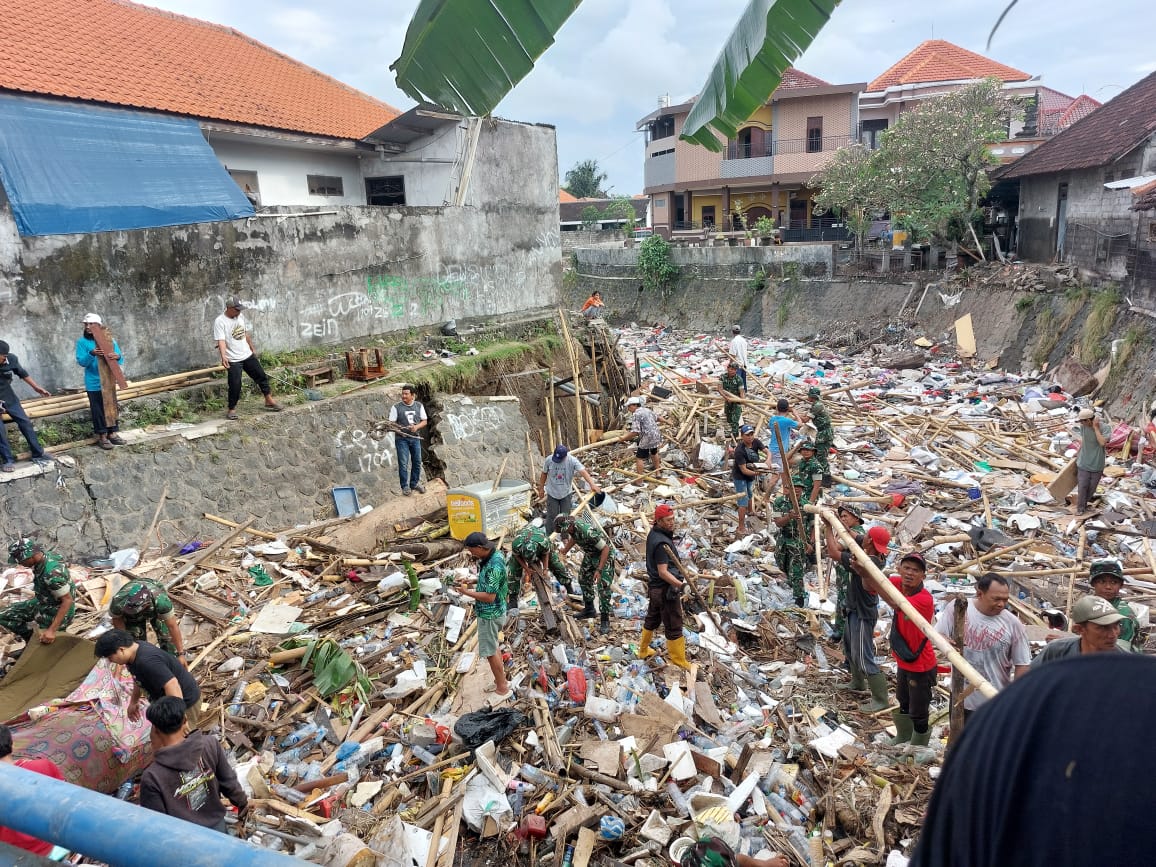 Tim Kelurahan Padangsambian Turun Melaksanakan Pembersihan Tumpukan Sampah Pasca Banjir