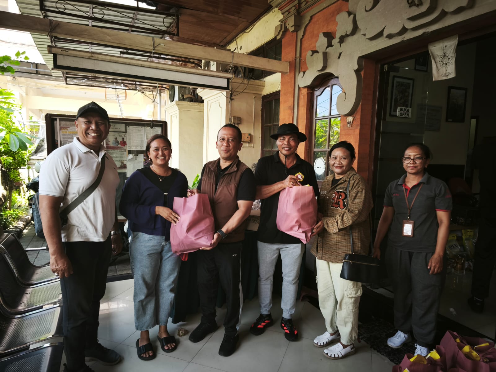 Respon Cepat! Kelurahan Padangsambian Melakukan Pendistribusian Bantuan Kepada Masyarakat Terdampak Banjir