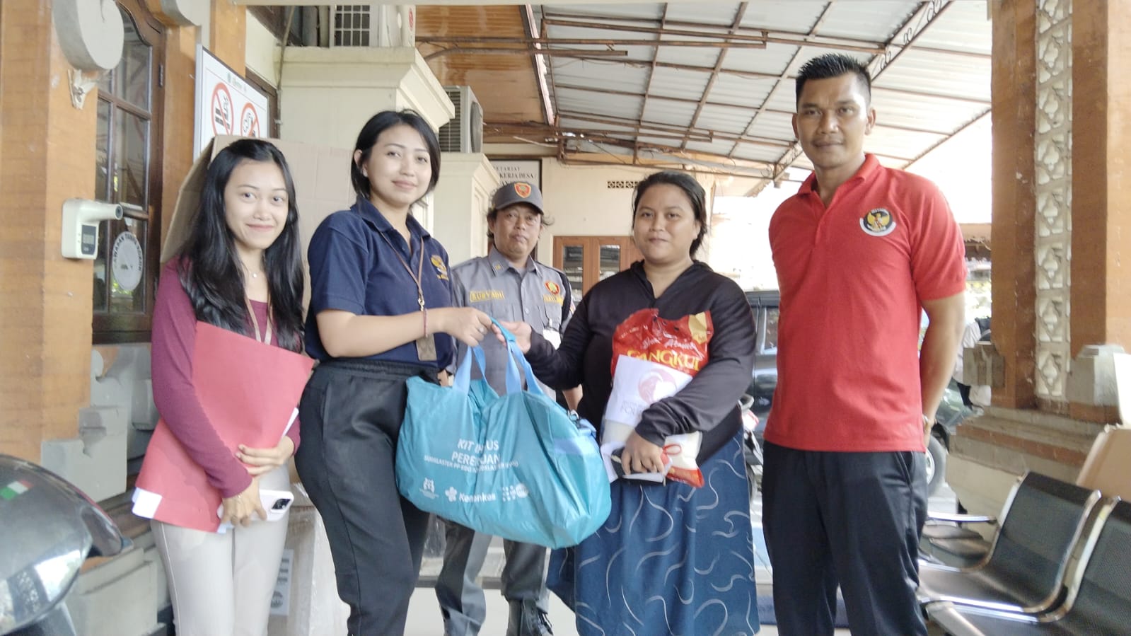 Bersatu untuk Pulih: Penyaluran Bantuan Banjir di Kelurahan Padangsambian Terus Berlanjut