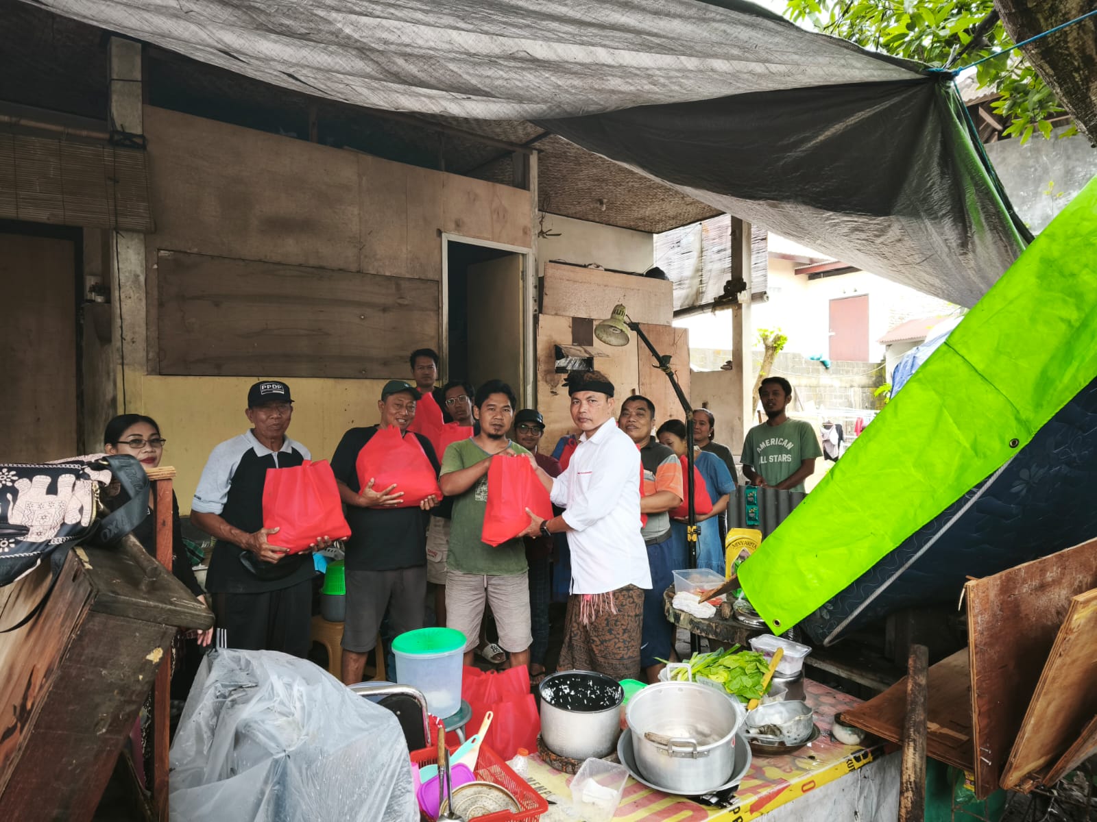 Gotong Royong untuk Sesama: Bantuan Terus Mengalir bagi Warga Terdampak Banjir di Padangsambian
